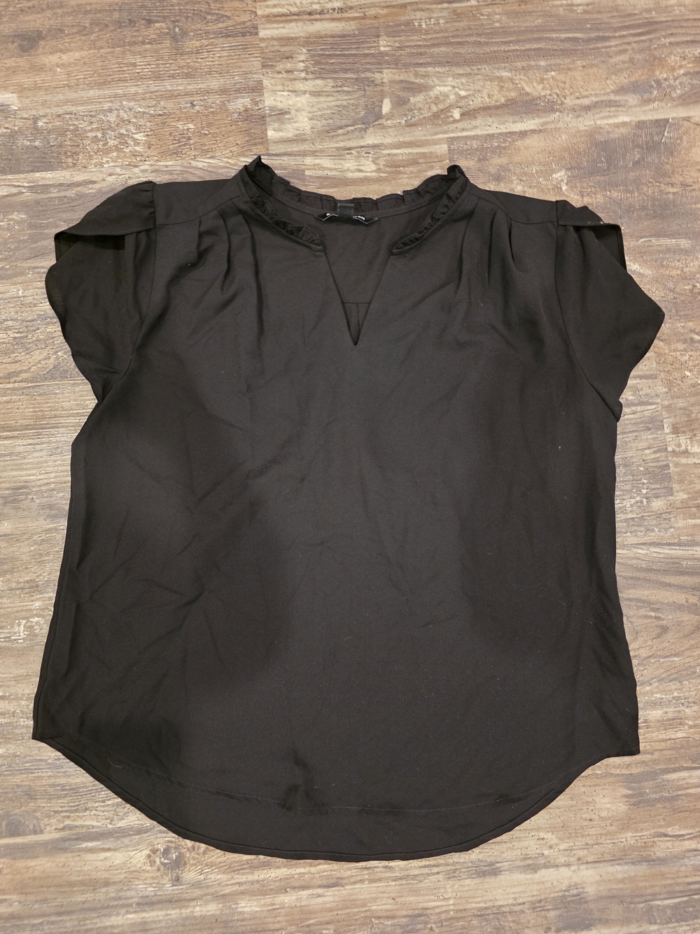 41 Hawthorn Black Ruffle-Trim Keyhole Cap-Sleeve Blouse
